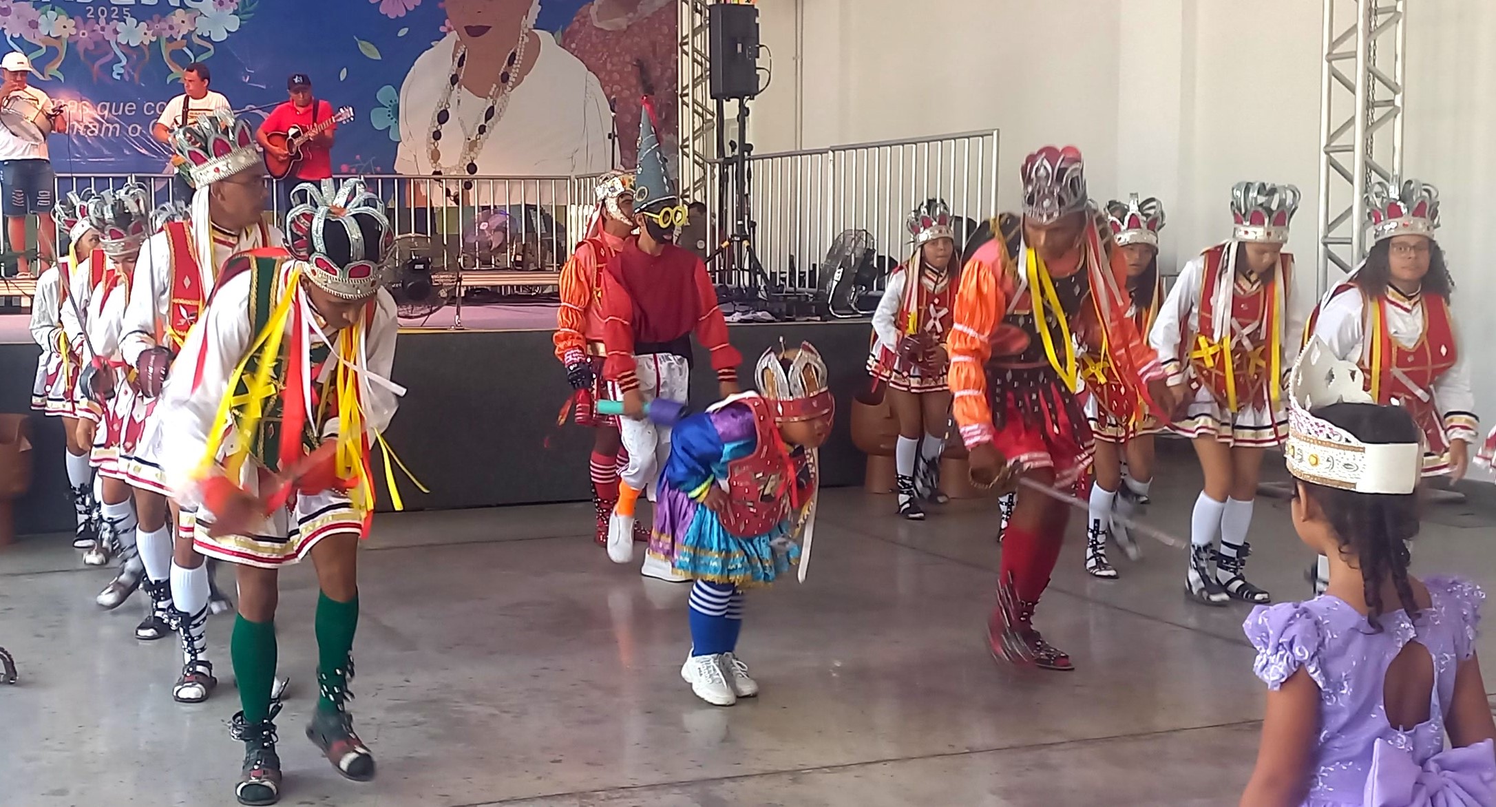 Manifestações populares denominadas lapinhas, reisados ou folia de reis, guerreiros, bandas cabaçais, maneiro pau, dança de coco, bacamarteiros e autos natalinos